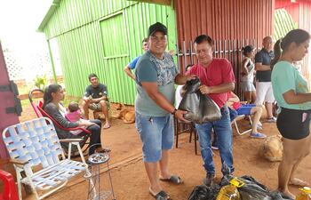 El comunicador Sandro Arámbulo durante una de sus campañas de entrega de alimentos en su barrio, Las Palmeras.
