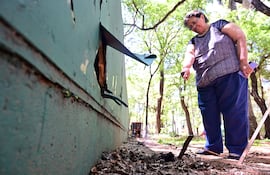 Vidalia Sánchez, propietaria de Servilibro muestras los destrozos que realizaron los delincuentes en su afán de robar el motor del acondicionador de aire y los cables de cobre.