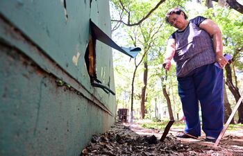 Vidalia Sánchez, propietaria de Servilibro muestras los destrozos que realizaron los delincuentes en su afán de robar el motor del acondicionador de aire y los cables de cobre.