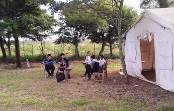 En varias escuelas y colegios iniciaron las clases bajo árboles en distritos de Paraguarí.