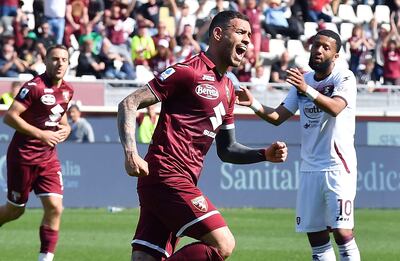 Antonio Sanabria celebra su gol para el Torino ante la desazón del jugador de Salernitana, Tonny Vilhena, en el partido que empataron ayer en Turín 1-1.