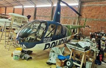 Helicóptero de la Policía argentina, al allanar un aeródromo privado de Areguá.