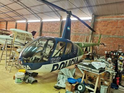 Helicóptero de la Policía argentina, al allanar un aeródromo privado de Areguá.