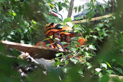 Integrantes de la Defensa Civil de Colombia trabajan hoy, en la operación de rescate de los 14 mineros atrapados luego de una explosión en la mina La Mestiza en El Zulia (Colombia). Desde el pasado lunes la calma en la vereda (aldea) El Abarico, en el municipio colombiano de El Zulia, del departamento de Norte de Santander, se vio alterada cuando la tierra rugió y alertó de un mal presagio. Minutos después, a través de la comunicación interna del yacimiento La Mestiza, se anunció la tragedia: la mina explotó. Catorce hombres quedaron atrapados a 100 metros de profundidad por la acumulación de gas metano en el socavón, algo que también está atrasando las labores de rescate por el miedo a una posible segunda explosión.