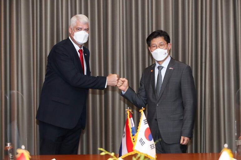 El ministro surcoreano de Ministerio de Tierra, Transporte e Infraestructura, Noh Hyeong-ouk (d), y el ministro de obras públicas y comunicaciones, Arnoldo Wiens Durksen, luego de la firma en Seúl.
