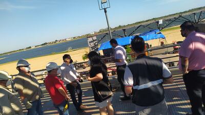 La fiscala Sara Torres (de blusa negra) durante la constitución en la Costanera de Asunción, esta mañana.