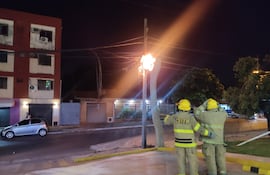 Bomberos al momentos de intervenir para aplacar el fuego.
