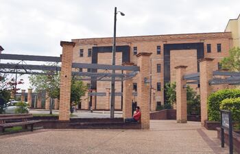 Fachada del Palacio de Justicia de la ciudad de Paraguarí.