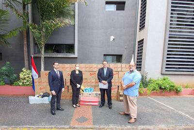 Édgar Melgarejo Ginard (segundo de la der.) aparece donando tapabocas al Ministerio Público. A la izquierda aparece Raúl Silva Busto, quien también tuvo vínculos en las compras.