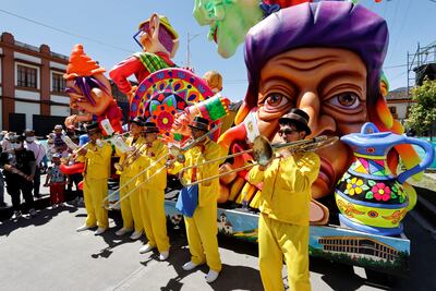 Esculturas y carrozas permanecen exhibidas mientras grupos de personas acuden a observarlas en las calles de Pasto (Colombia). El Carnaval de Negros y Blancos modificó su tradicional Desfile Magno que antes recorría las calles de la ciudad, por una muestra de las carrozas, disfraces, comparsas y murgas que los visitantes pueden disfrutar mientras caminan a lo largo de la carrera 27, entre calles 11 y 20.