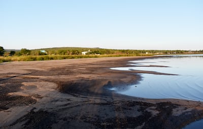 Con la bajante del lago Ypacaraí, en las orillas se pudo notar un material oscuro.
