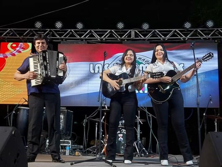 Las hermanas Amarillas es uno de los tantos grupos musicales que actuaron anoche en la serenata a la Virgen María