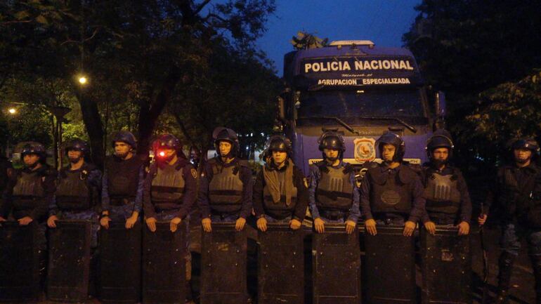 Agentes antimotines de la Policía Nacional refuerzan la seguridad en inmediaciones de la Agrupación Especializada.
