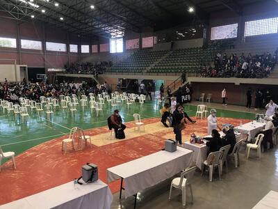 Centenas de personas acudieron este lunes al vacunatorio del polideportivo municipal de Ciudad del Este.
