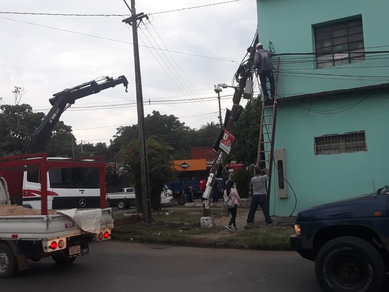 Empresa tercerizada se encargó de retirar la columna y los cables.