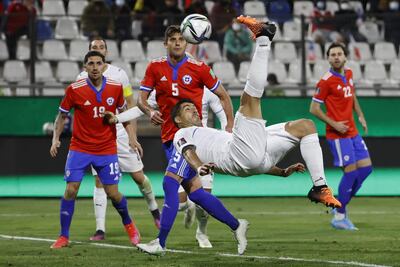 Espectacular remate de chilena del uruguayo Luis Suárez para acabar con las ilusiones de Chile.