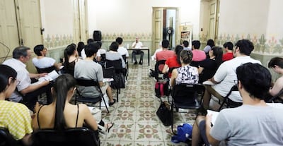 Guido Rodríguez Alcalá dictando, el año pasado, una de las concurridas clases del curso gratuito sobre historia ofrecido por el Centro Cultural de la República Cabildo.