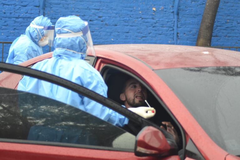 Sol de América realizó testeos de coronavirus, pero antes tomó medidas de seguridad como la desinfección de los vehículos.