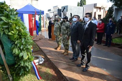 Ofrenda floral al pie de un monumento a los héroes del Chaco, en el camposanto local, por parte de la intendencia municipal y reservistas de las FF.AA. de la Nación.