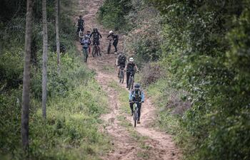 Cuesta abajo, en bicicleta. Durante la competencia, los participantes deberán intercalar entre kayak, trekking, ciclismo MTB y otras actividades al aire libre.