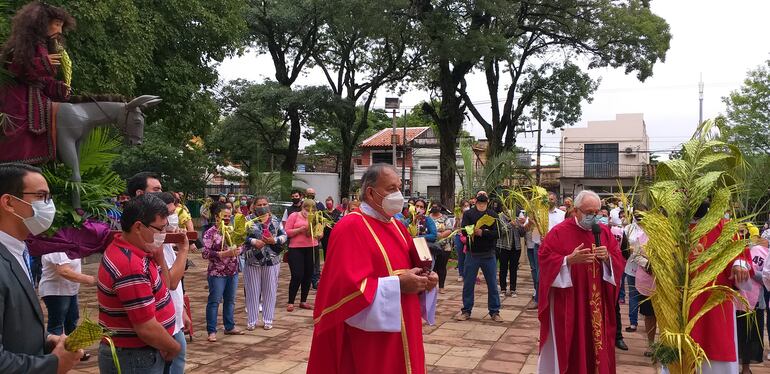 El Santuario de Luque organizó cuatro misas para esta jornada. La primera fue celebrada a las 08:00; la segunda a las 10:00, la tercera será a las 17:30 y la última a las 19:00.