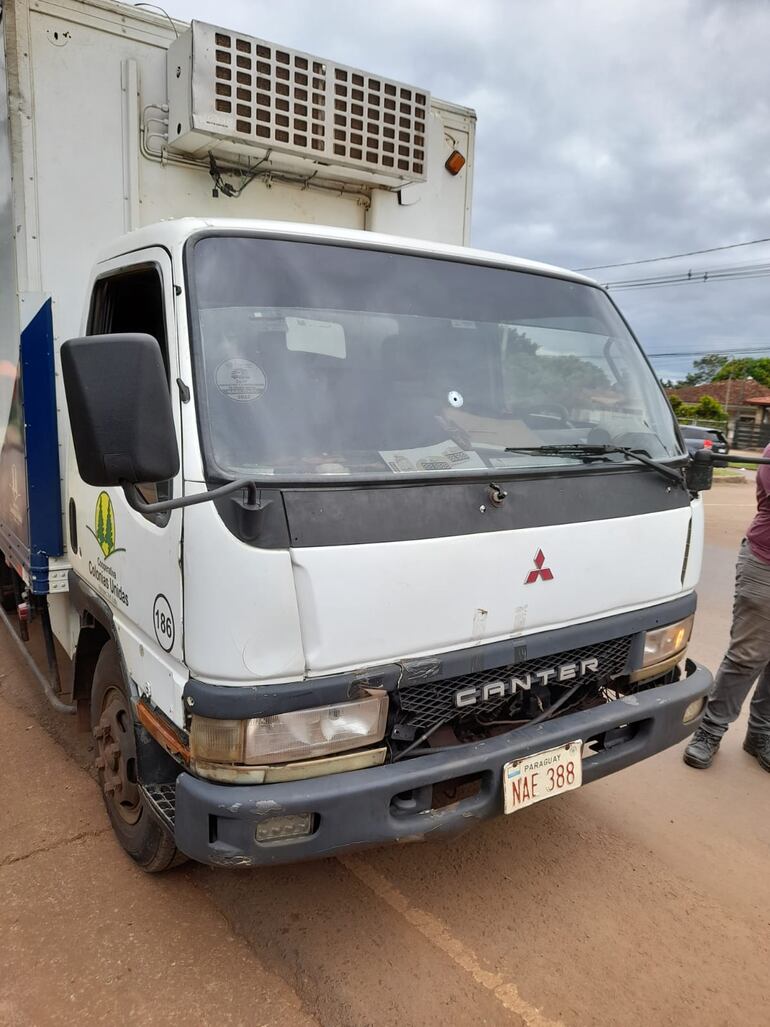 Los trabajadores circulaban a bordo de un camión Mitsubishi Canter, color blanco.