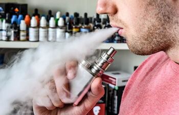 Imagen ilustrativa. En Estados Unidos se habían registrado, hasta febrero de 2020, al menos 68 muertes asociadas al uso de cigarrillos electrónicos, según datos de los Centros de Control y Prevención de Enfermedades (CDC, en inglés). (archivo)