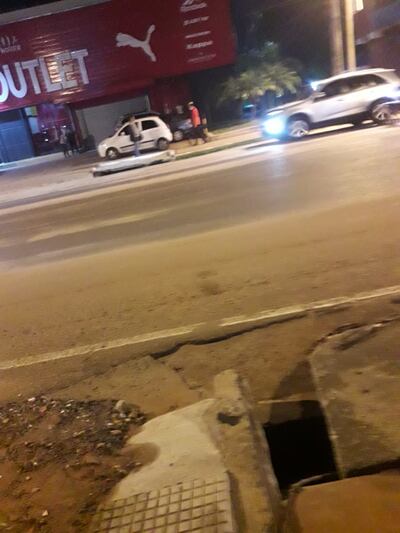 Pozo en vereda de la avenida Cacique Lambaré