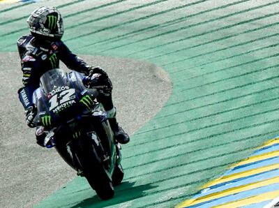El español Maverick Viñales (Yamaha YZR M 1) sufrió una caída ayer en los primeros entrenamientos del GP de Francia (AFP).