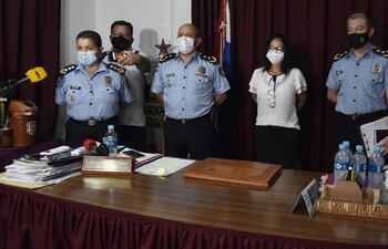 La jefa de Relaciones Públicas, María Elena Andrada; el director de Policía de Asunción, Silvio Leguizamón, y la fiscala María Irene Álvarez, en conferencia de prensa brindada ayer en la Dirección de Policía de la capital.
