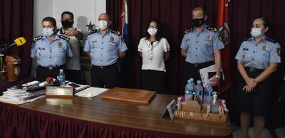La jefa de Relaciones Públicas, María Elena Andrada; el director de Policía de Asunción, Silvio Leguizamón, y la fiscala María Irene Álvarez, en conferencia de prensa brindada ayer en la Dirección de Policía de la capital.