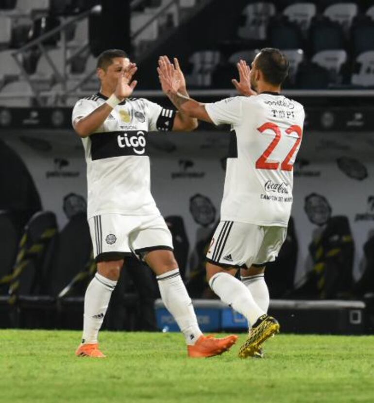 Festejo de Richard Ortiz con Willian Candia tras el tercer gol que anotó el 22.