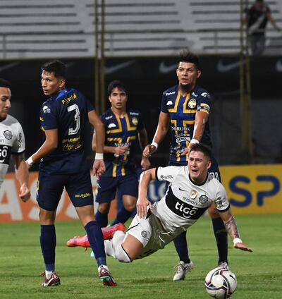 Caída de Guillermo Paiva tras una maniobra frente a Paul Riveros. 
El delantero fue reprobado por la afición.