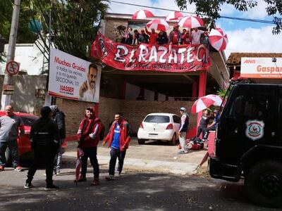 Barras de Independiente de Avellaneda en una seccional de la ciudad de Asunción.