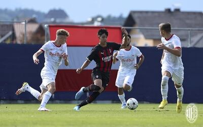 Hugo Cuenca con pelota dominada ante tres jugadores del RB Salzburgo, durante el partido jugado ayer en Austria.