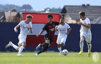 Hugo Cuenca con pelota dominada ante tres jugadores del RB Salzburgo, durante el partido jugado ayer en Austria.