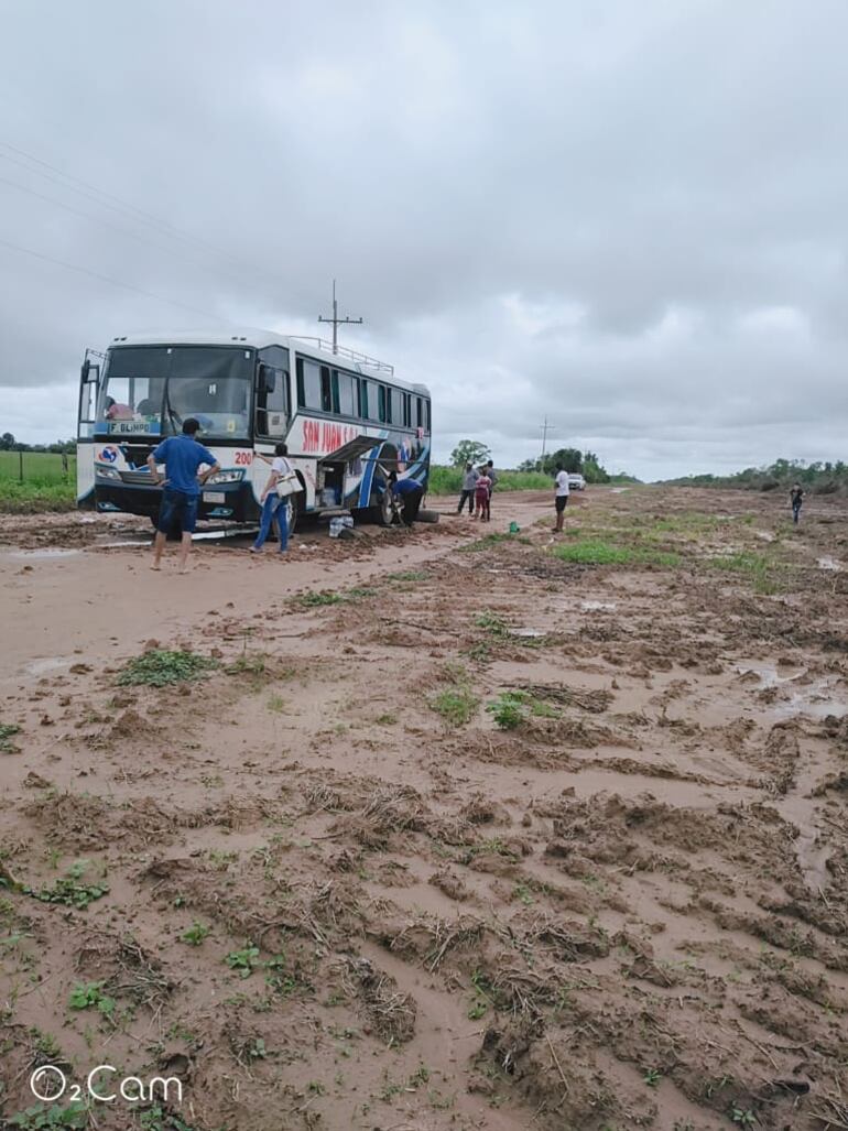 Bus varado tras las lluvias.