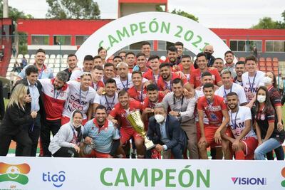 Plantel de General Caballero de Juan León Mallorquín y el trofeo de campeón de la División Intermedia 2021.