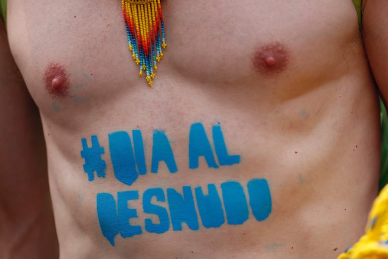 El torso de un hombre con una pintata en la que se lee Día al Desnudo, durante la primera manifestación "Día al desnudo" hoy, en calles de la Ciudad de México (México).