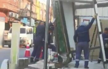 Obreros desmantelan casillas en zona del Mercado 4