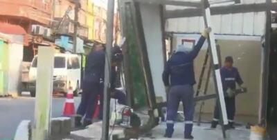 Obreros desmantelan casillas en zona del Mercado 4