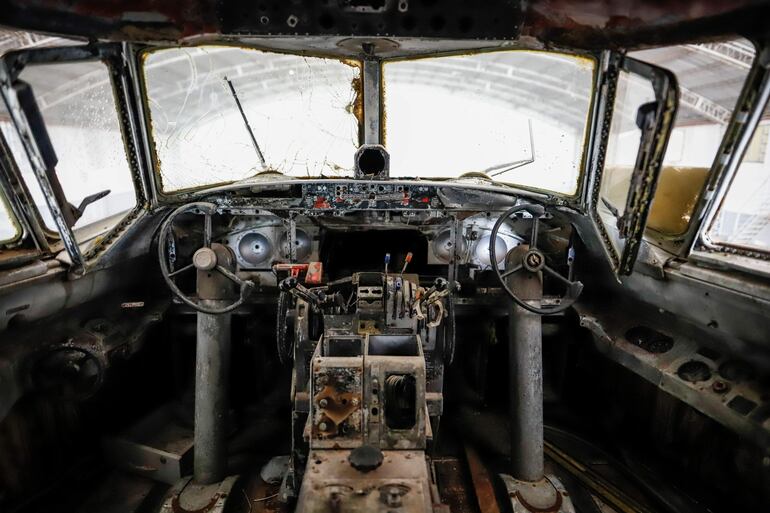 Plano general de la cabina de pilotos de la Aeronave Convair CV-240 en el hangar de la Dirección Nacional de Aeronautica Civil (DINAC) de la ciudad de Luque, Paraguay.