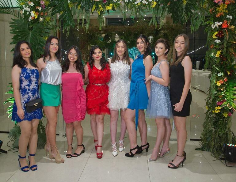 Victoria con sus amigas Sol Noguera, Helena Domínguez, Luciana Esquivel, Agustina Saccarello, María Fernanda Salinas, Florencia Rea y Renata Riveiro.