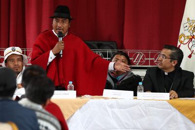 El presidente de la Confederación de Nacionalidades Indígenas del Ecuador, Leonidas Iza (i), participa de una rueda de prensa en la Conferencia Episcopal Ecuatoriana hoy, en Quito (Ecuador). (EFE)