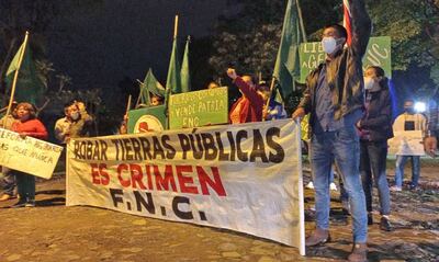 Escrache de la FNC a Fidel Zavala. El argumento para la postergación del proyecto de ley para aumentar las penas a los invasores de tierra es que la modificación del Código Penal necesita un profundo análisis y un mayor debate.