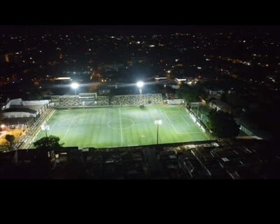 El iluminado estadio canario del Deportivo Recoleta tiene una capacidad para 6.000 espectadores.