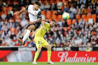 Salto impecable del paraguayo Omar Alderete, de Valencia, para cabecear el balón ante Moisés Gómez, del Villarreal. Valencia volvió a ganar luego de siete partidos.