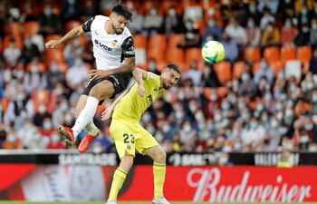Salto impecable del paraguayo Omar Alderete, de Valencia, para cabecear el balón ante Moisés Gómez, del Villarreal. Valencia volvió a ganar luego de siete partidos.