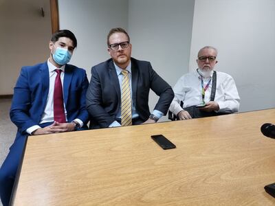 Los abogados Javier Llano y Alejandro Fernández, con el empresario Enrique Nogués en tribunales.