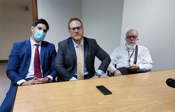 Los abogados Javier Llano y Alejandro Fernández, con el empresario Enrique Nogués en tribunales.